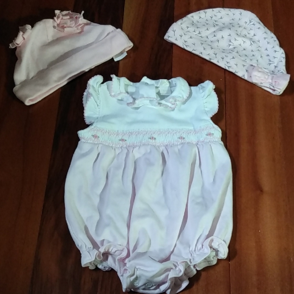 NWOT Kissy Kissy 3-6 Months Baby Girls Floral Smocked Bubble Romper with Hats